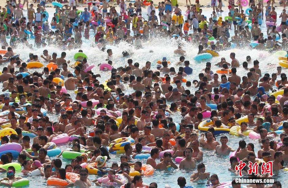 8月1日，民眾扎堆在南京湯山歡樂(lè)水魔方水上樂(lè)園戲水，享受“冰火兩重天”的涼爽和激情。連日來(lái)，中國(guó)大部分地區(qū)迎來(lái)高溫天氣。