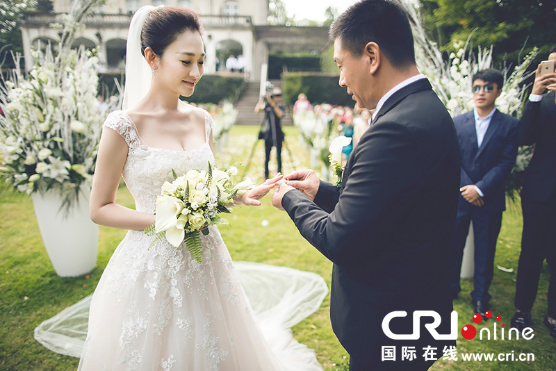 李小冉比利時(shí)辦婚禮 朱丹、鐘欣潼、應(yīng)采兒做伴娘