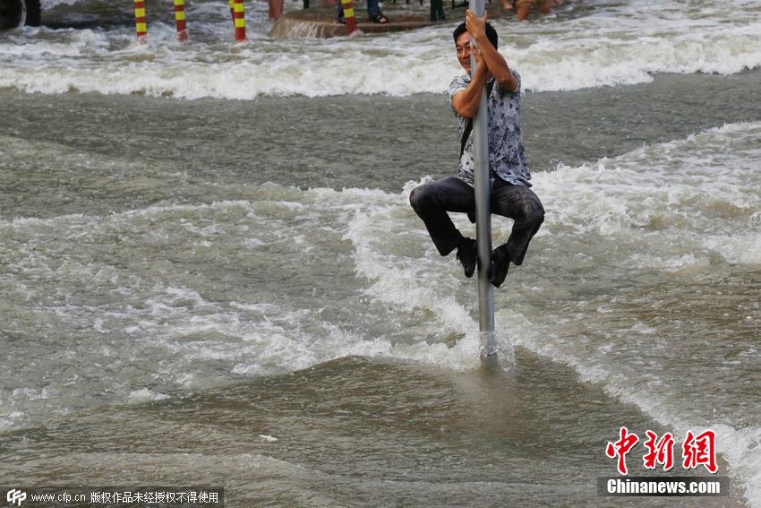 杭州錢塘江珊瑚沙水庫段，兇猛的“鬼王潮”沖上岸來