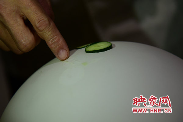 在面團氣球上切菜。