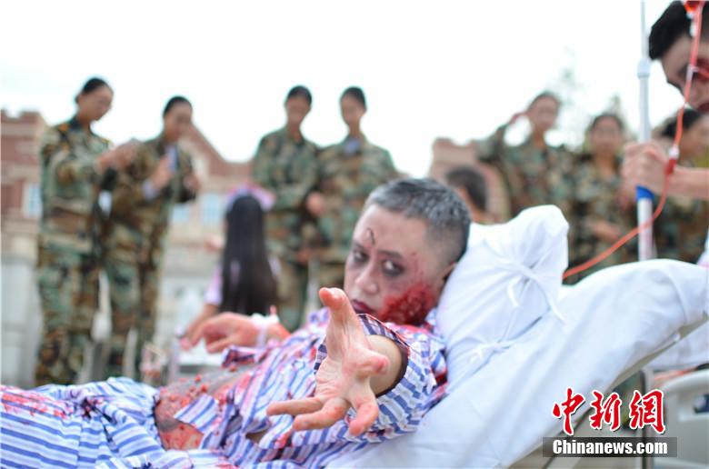 該校院長(zhǎng)也參與其中，與學(xué)生共同嗨翻校園。 何浠 攝
