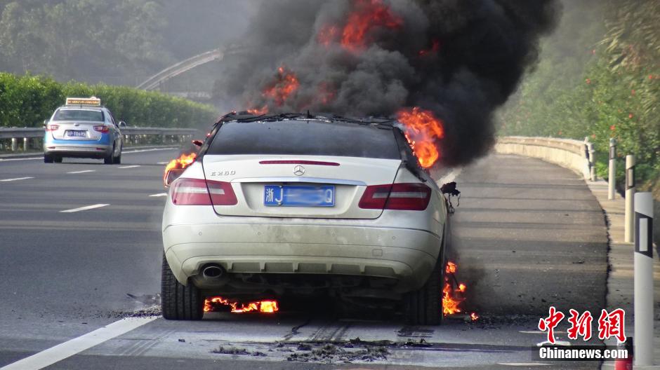奔馳車(chē)被刮碰后 車(chē)主追趕肇事車(chē)突然起火