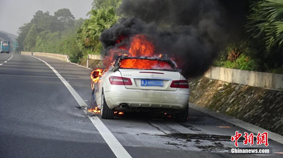 奔馳車(chē)被刮碰后 車(chē)主追趕肇事車(chē)突然起火