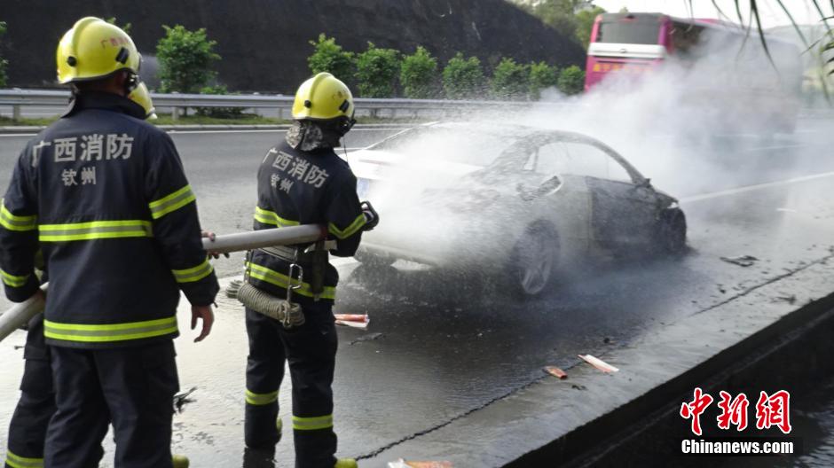 奔馳車(chē)被刮碰后 車(chē)主追趕肇事車(chē)突然起火