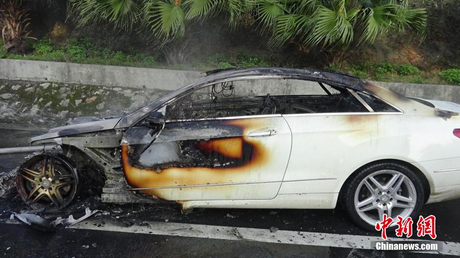 奔馳車(chē)被刮碰后 車(chē)主追趕肇事車(chē)突然起火