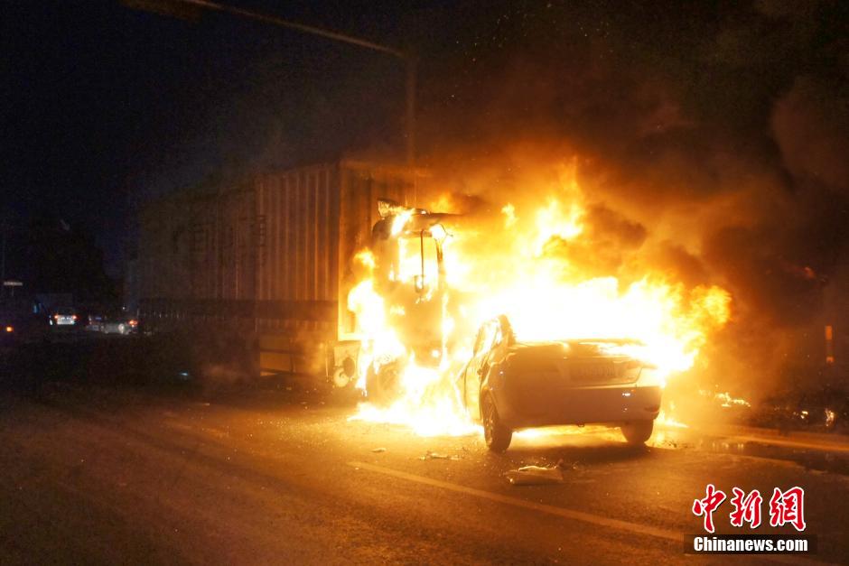 浙江一快遞車(chē)與私家車(chē)相撞后起火 多人傷亡
