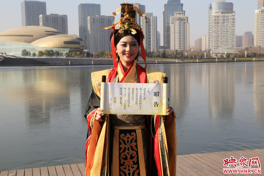 扮成羋月的女子叫小賈，今年27歲，家在鄭州，有房有車。