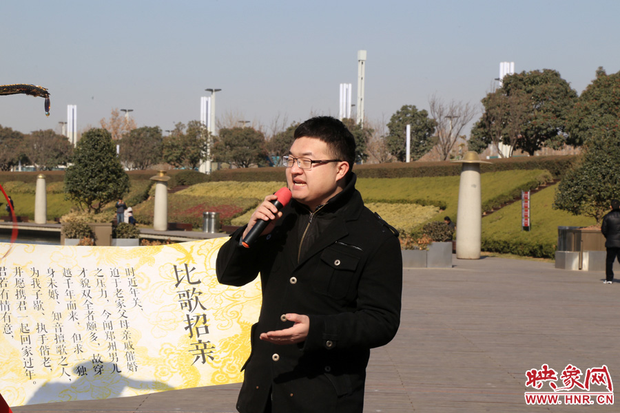 多位在鄭東新區(qū)CBD如意湖附近寫字樓上班的單身男性，聞訊前來唱歌應(yīng)征。