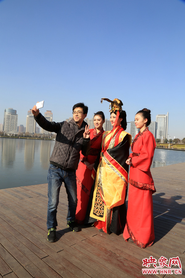 在比歌招親現(xiàn)場，有許多人圍觀拍照。