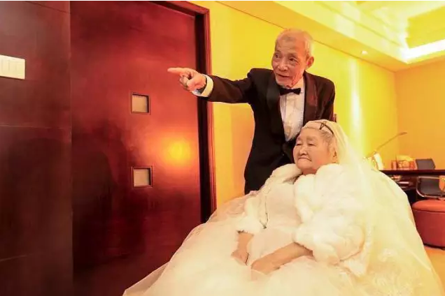 情人節(jié)最溫暖告白！84歲老人包下整樓示愛老伴