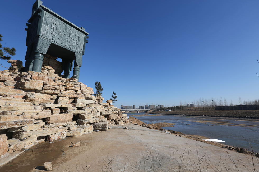 鄭州河邊建十米高銅鼎無防護(hù) 網(wǎng)友:不怕淹了？