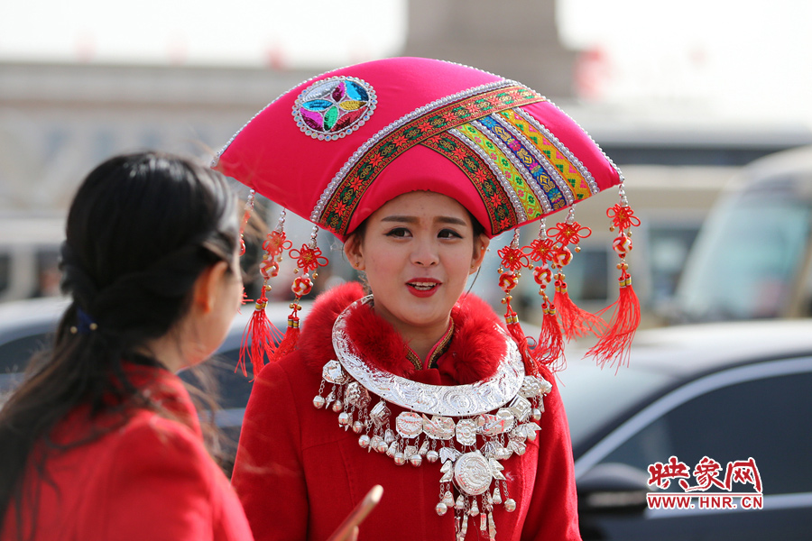 漂亮的頭飾配美女，回頭率相當(dāng)高