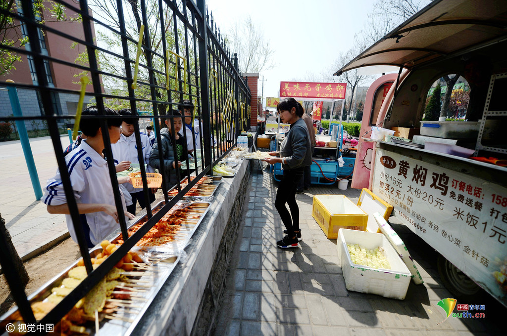 藝校實行封閉管理 學(xué)生“跨欄”買飯