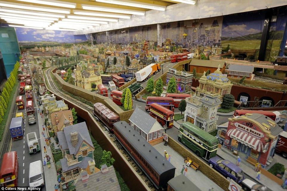 英國(guó)老人20年打造300平米“火車樂園” 耗資25萬英鎊