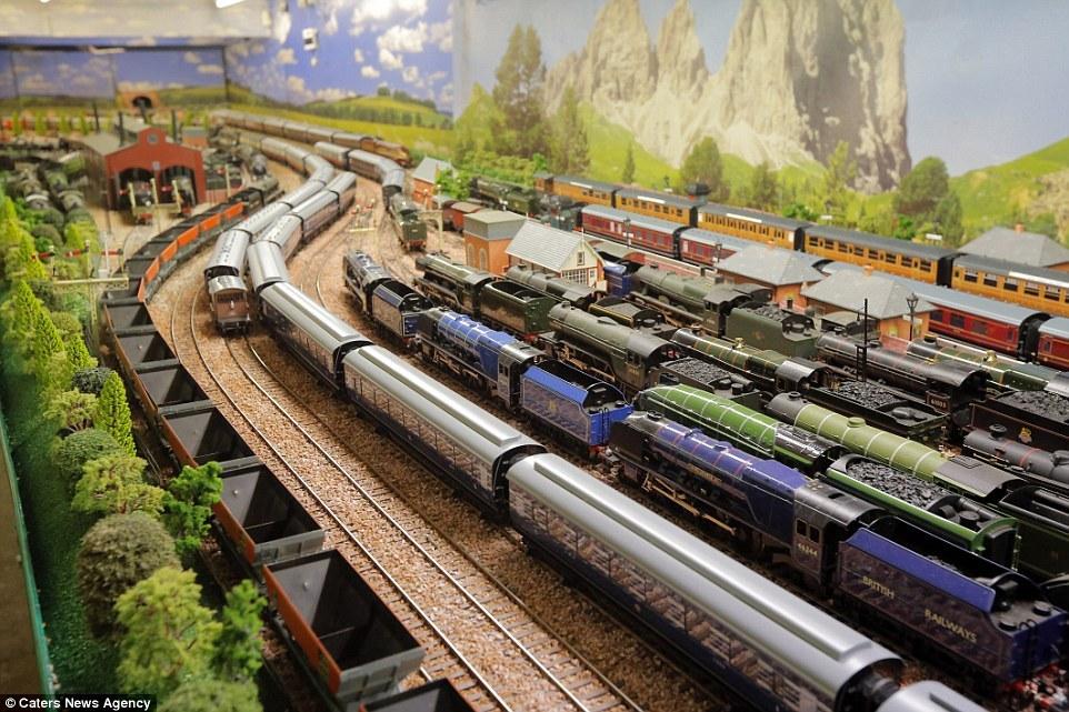 英國(guó)老人20年打造300平米“火車樂園” 耗資25萬英鎊