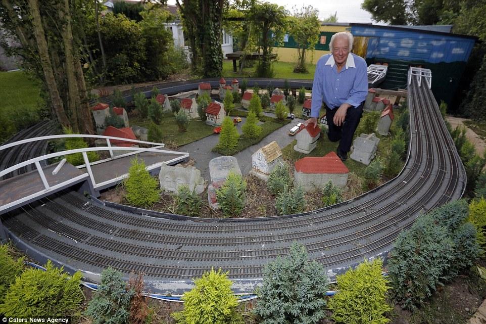 英國(guó)老人20年打造300平米“火車樂園” 耗資25萬英鎊