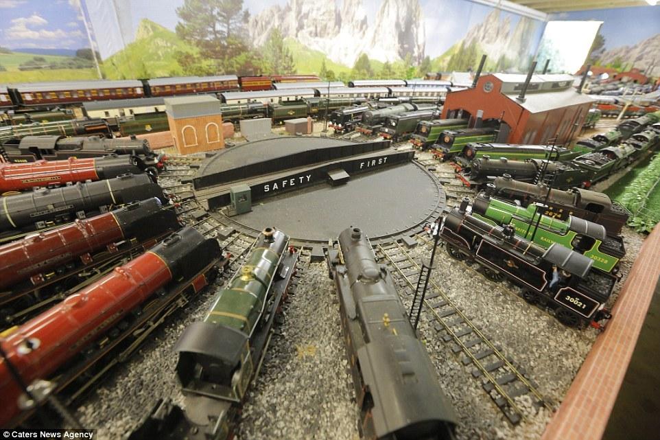 英國(guó)老人20年打造300平米“火車樂園” 耗資25萬英鎊