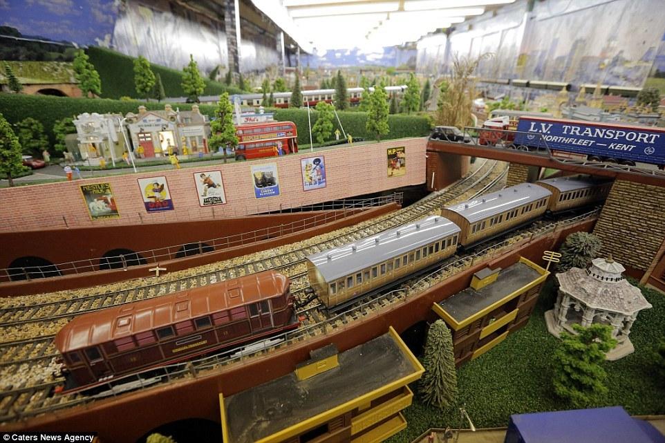 英國(guó)老人20年打造300平米“火車樂園” 耗資25萬英鎊