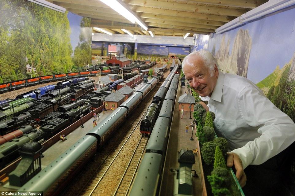 英國(guó)老人20年打造300平米“火車樂園” 耗資25萬英鎊