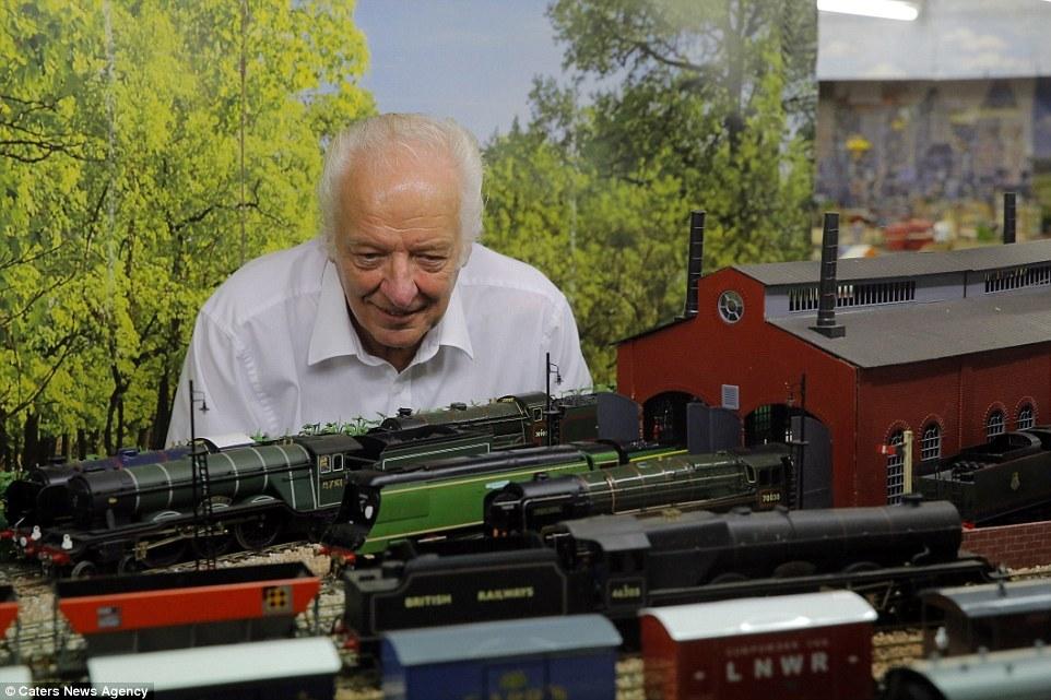 英國(guó)老人20年打造300平米“火車樂園” 耗資25萬英鎊