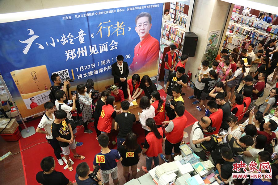 不到三個(gè)小時(shí)的簽售時(shí)間，六小齡童累計(jì)簽售自傳2900余冊(cè)，創(chuàng)造了鄭州購(gòu)書(shū)中心的歷史記錄.jpg