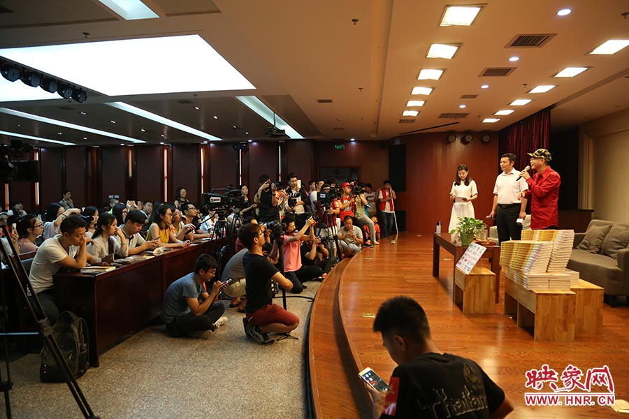河南本土主流媒體基本全部到場(chǎng)，六小齡童接受記者提問(wèn)。