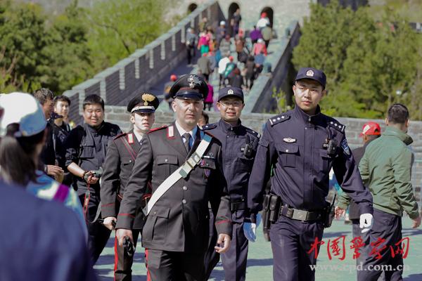 中意警察編隊(duì)巡邏。本網(wǎng)記者 陳路坤 攝