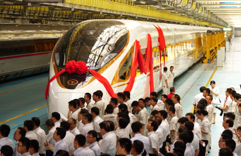 當(dāng)日，由中國鐵路總公司牽頭組織研制、具有完全自主知識產(chǎn)權(quán)、達(dá)到世界先進(jìn)水平的中國標(biāo)準(zhǔn)動車組被命名為“復(fù)興號”?！皬?fù)興號”將于6月26日在京滬高鐵兩端的北京南站和上海虹橋站雙向首發(fā)。