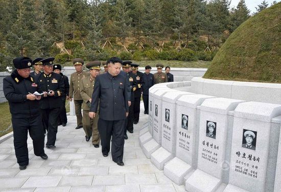 原文配圖：金正恩前往烈士墓拜祭。