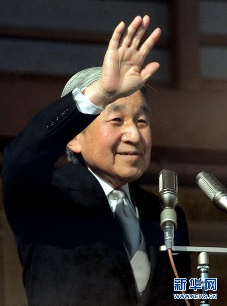 當?shù)貢r間12月23日，在位于日本東京的皇宮，日本明仁天皇向民眾致意。