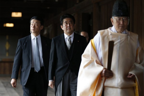 當(dāng)?shù)貢r(shí)間2013年12月26日，日本東京，日本首相安倍晉三抵達(dá)靖國神社。