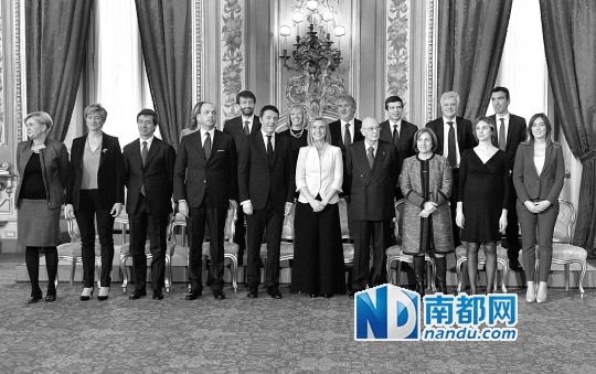 2月22日，在意大利羅馬總統(tǒng)府，新任總理馬泰奧·倫齊(前左五)與總統(tǒng)納波利塔諾(前右四)及新內(nèi)閣成員