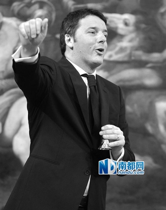 2月22日，在意大利羅馬總理府，新任總理馬泰奧·倫齊搖鈴象征正式行使總理權(quán)力。