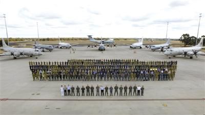 4月29日，澳大利亞珀斯，馬航MH370空中搜索正式結(jié)束，參與搜索的多國部隊(duì)在離開前留影紀(jì)念。