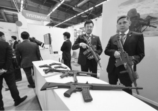 　日本企業(yè)在歐洲國際防務(wù)展上展示橡膠槍。