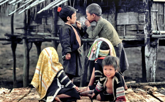 泰國(guó)罕見隱世部落照片曝光 兒童吸煙玩步槍(高清組圖)