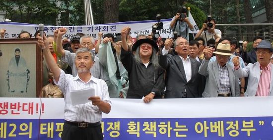 7月2日，在韓國首爾的日本駐韓國大使館前，民眾手持標(biāo)語參加抗議活動。
