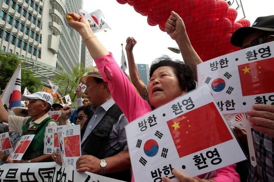 7月2日，在中國駐韓使館前，韓國民眾集會歡迎中國國家主席習(xí)近平訪韓，并打出寫有“釣魚島是中國的土地”字樣。