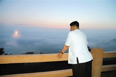 　朝鮮最高領導人金正恩正在觀看導彈發(fā)射。