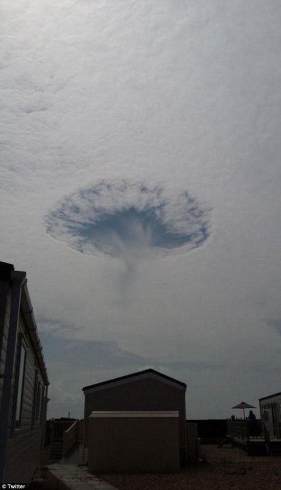 英國(guó)天空驚現(xiàn)巨大