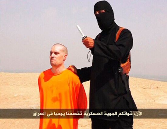 伊拉克極端組織ISIS公布題為 “ISIS給美國(guó)的信”視頻，視頻中2012年在敘利亞失蹤的美國(guó)記者福
