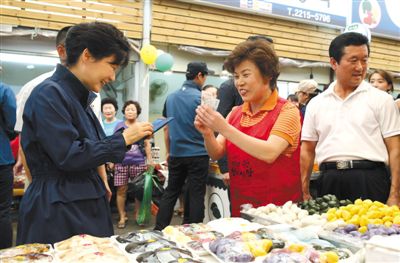 5日，韓國首爾，韓國總統(tǒng)樸槿惠在中秋前視察市場，購買過節(jié)食品。