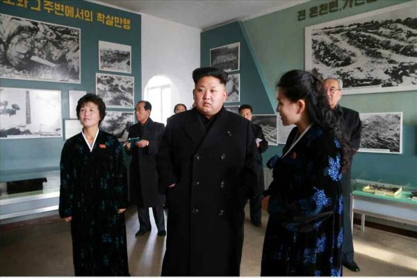 當(dāng)?shù)貢r(shí)間2014年11月25日，據(jù)朝鮮《勞動(dòng)新聞》報(bào)道，朝鮮領(lǐng)導(dǎo)人金正恩和妹妹金與正一起視察朝鮮反美