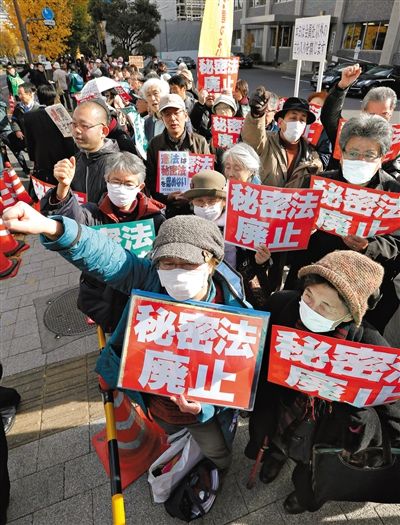 10日，日本東京，民眾聚集在首相官邸前，抗議當(dāng)天生效的《特定秘密保護(hù)法》。