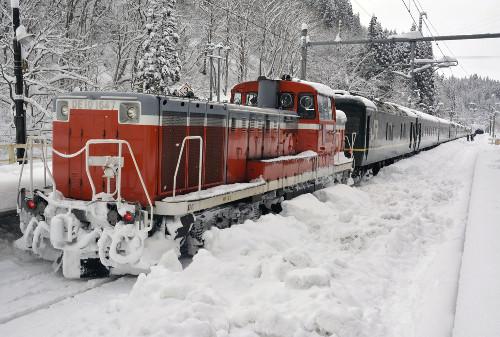 JR一臥鋪特急列車，因大雪在JR奧羽線津輕湯站附近拋錨，約130名乘客不得不在車上過夜。