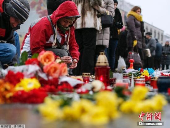 當(dāng)?shù)貢r(shí)間2015年1月25日，烏克蘭，烏克蘭民眾集會(huì)悼念在馬里烏波爾遭炮擊遇難的民眾。