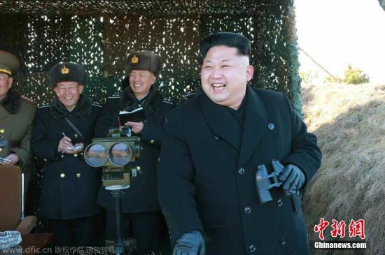 資料圖：當(dāng)?shù)貢r(shí)間2015年1月31日，據(jù)朝鮮《勞動(dòng)新聞》報(bào)道，朝鮮最高領(lǐng)導(dǎo)人近日視察朝鮮?？哲娐?lián)合演習(xí)，演習(xí)中還出動(dòng)了戰(zhàn)斗機(jī)和潛艇。