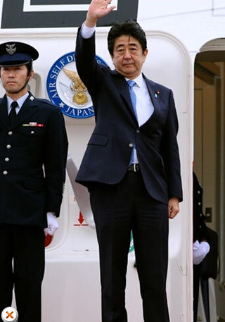 安倍在機(jī)場告別，面色凝重