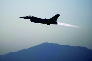 美國(guó)軍方19日證實(shí)，一架美軍F-16戰(zhàn)斗機(jī)上周在阿富汗東部遭到地面火力攻擊，受損嚴(yán)重，不得不拋掉兩個(gè)油箱以及多件武器彈藥才勉強(qiáng)返航。事發(fā)區(qū)域主要受塔利班控制。過去，塔利班武裝組織曾經(jīng)數(shù)次使用小型火力擊落美軍直升機(jī)，但從未擊中能在高空超音速飛行的F-16戰(zhàn)斗機(jī)。