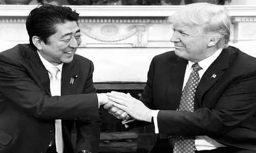 本來(lái)來(lái)訪者還應(yīng)包括墨西哥總統(tǒng)培尼亞·涅托的。但特朗普簽署行政令稱(chēng)要在美國(guó)和墨西哥之間建墻，還要向墨西哥出口到美國(guó)的商品加征20%關(guān)稅的行為惹怒了墨西哥人。